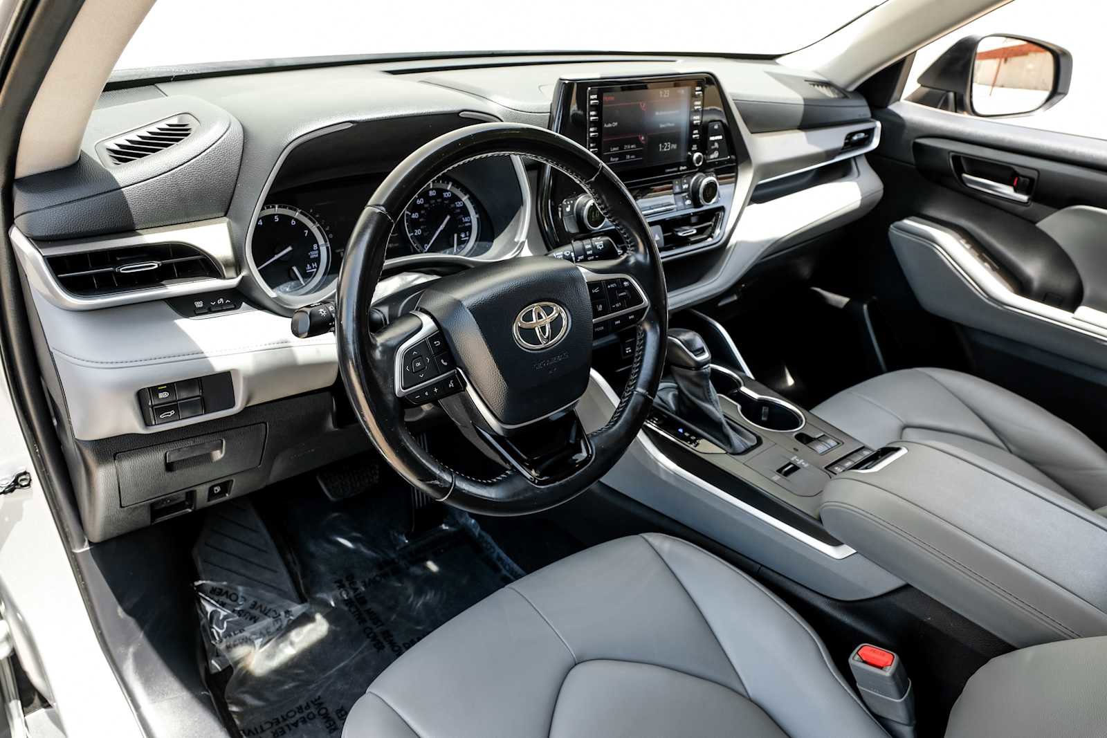 Used 2020 Toyota Highlander XLE FWD image 3