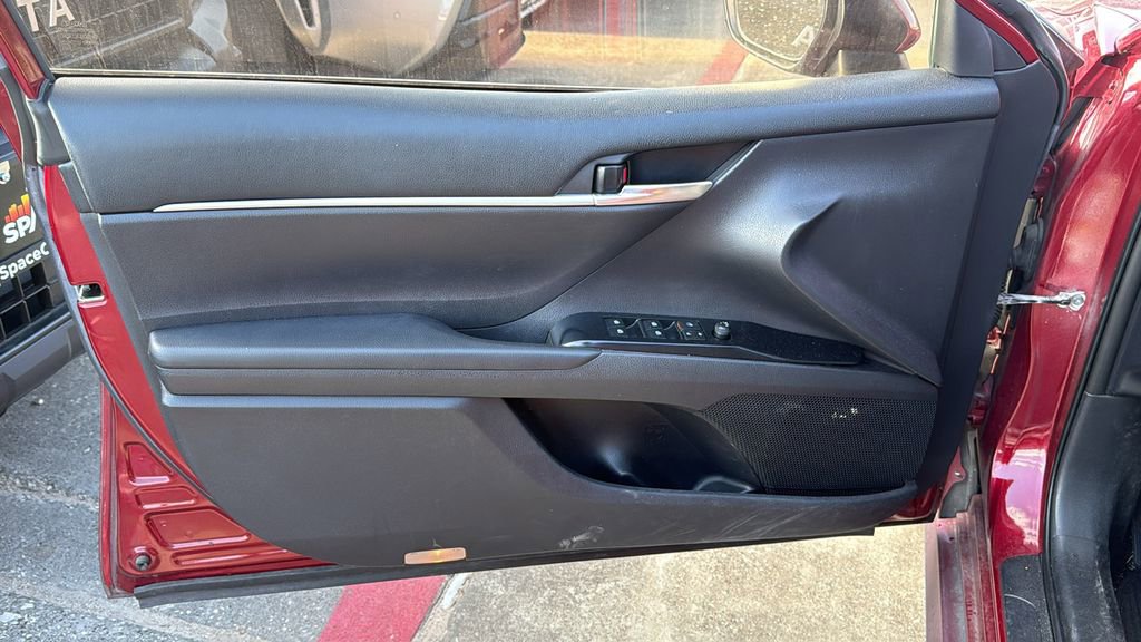 Used 2019 Toyota Camry LE image 5