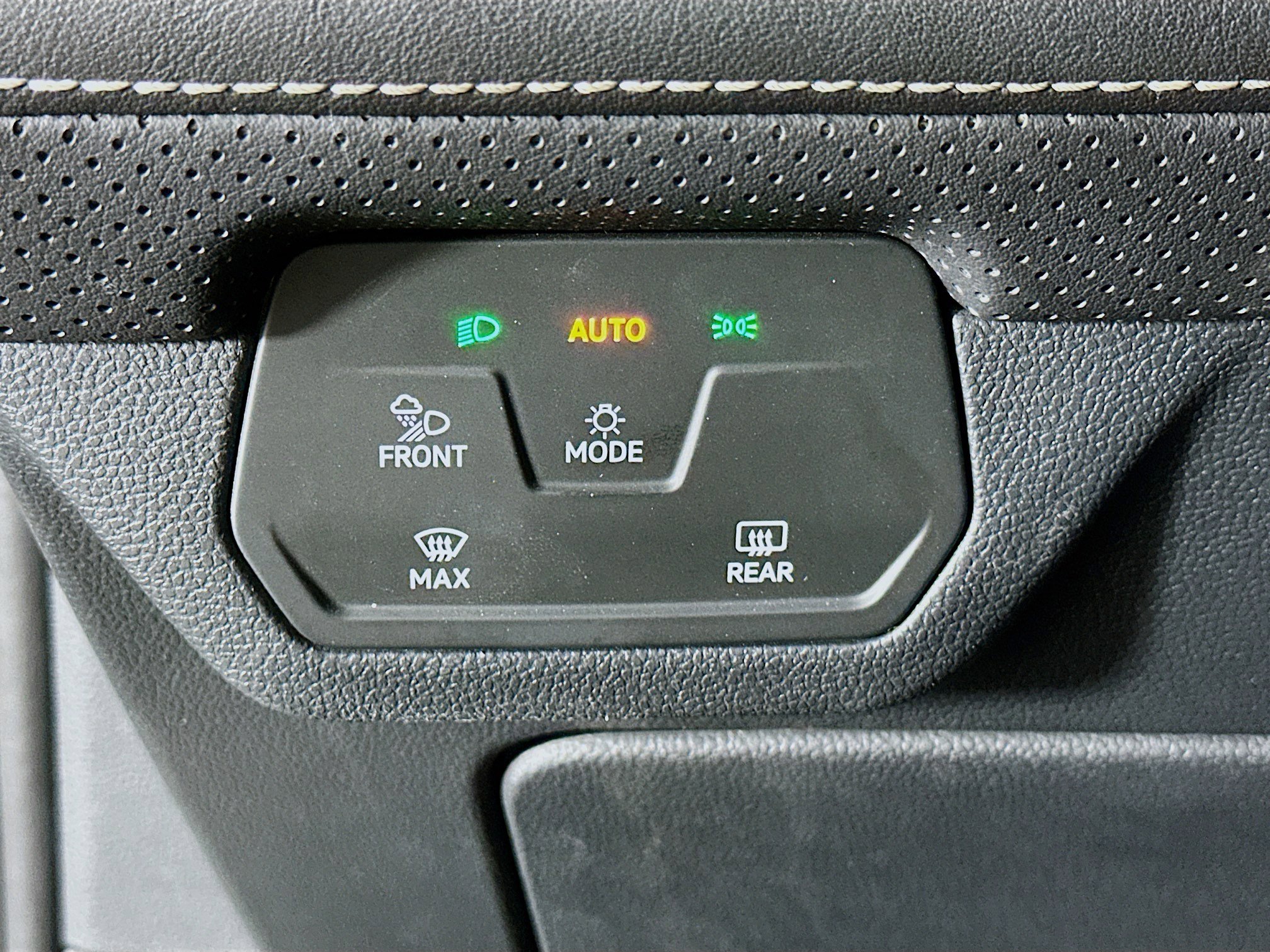 Used 2025 Volkswagen Atlas SE image 17