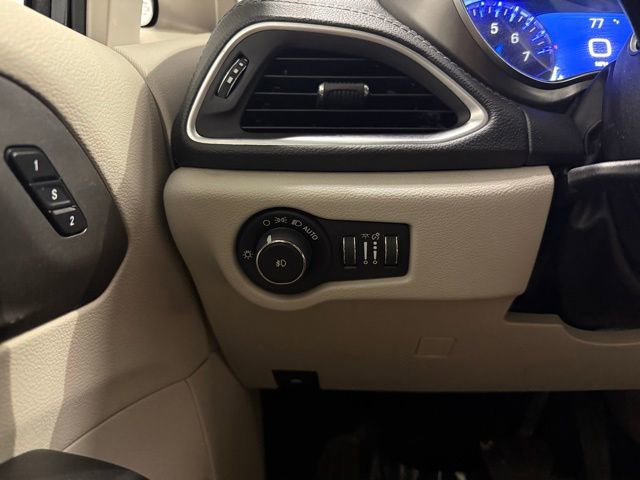 Used 2019 Chrysler Pacifica Limited w/ Tire & Wheel Group image 17