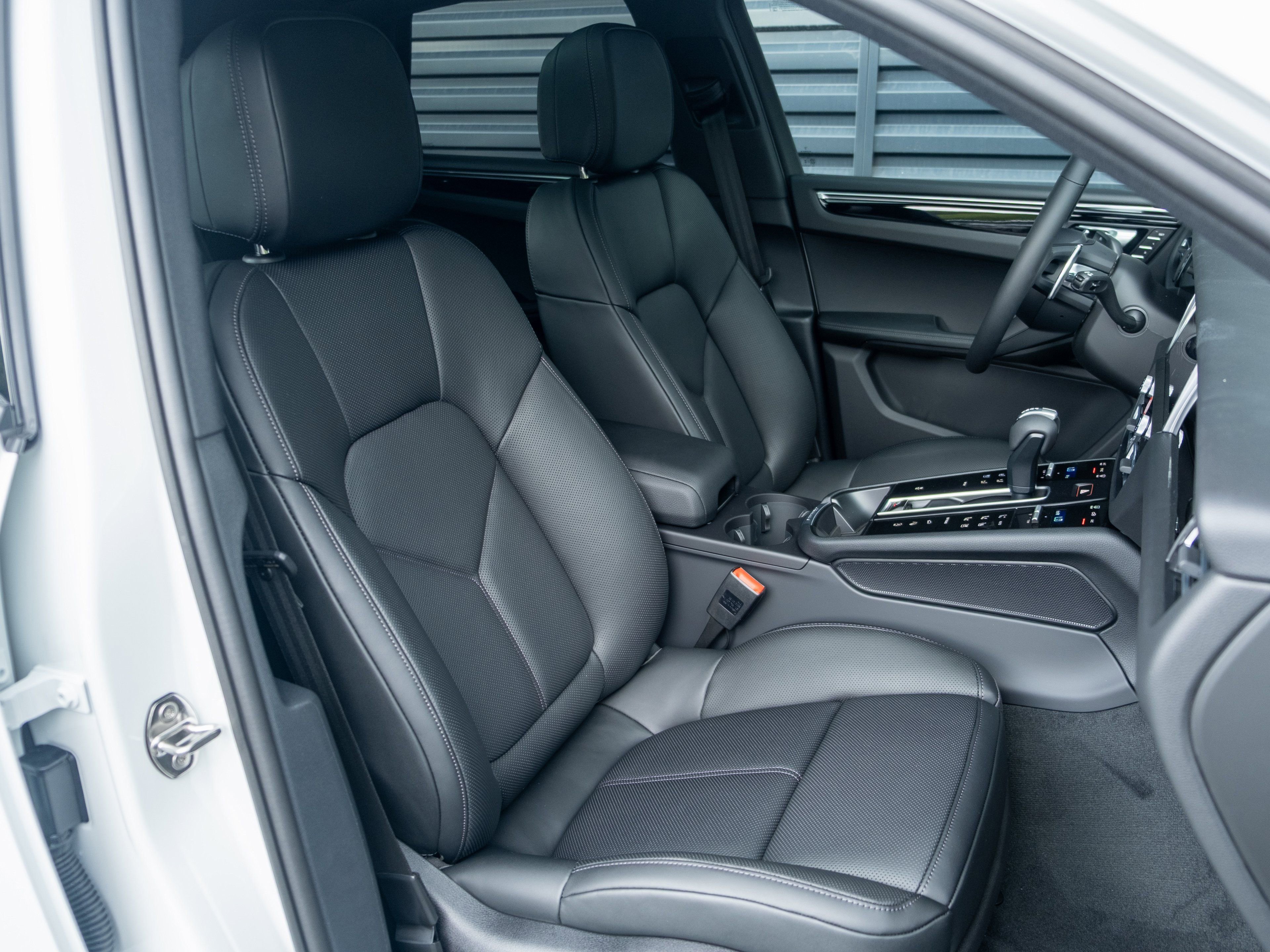 Certified 2026 Porsche Macan image 32