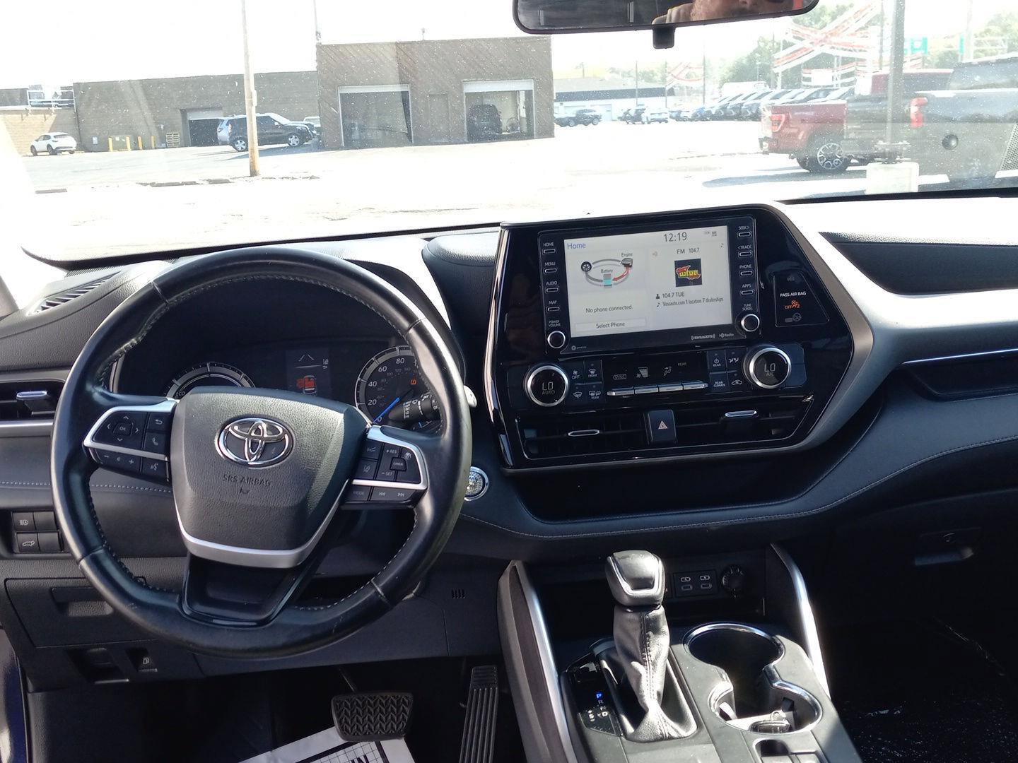 Used 2022 Toyota Highlander LE image 4