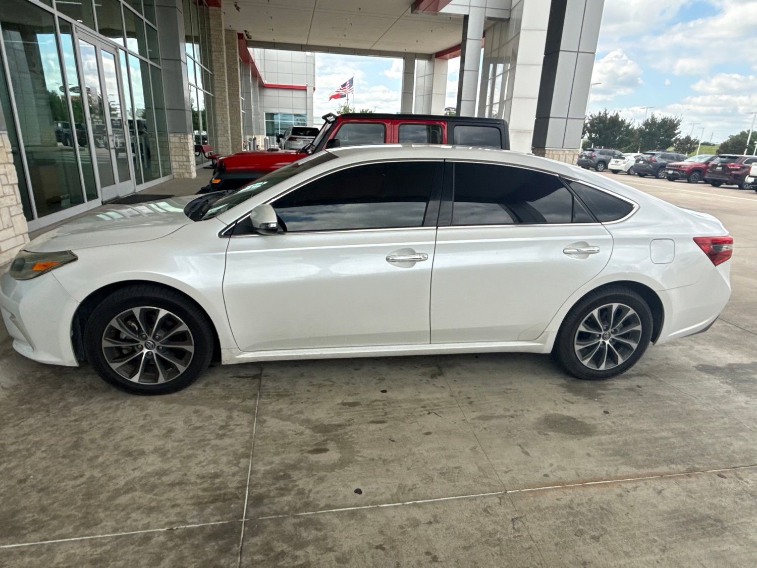 Used 2017 Toyota Avalon XLE w/ Carpet Mat Package FWD image 3