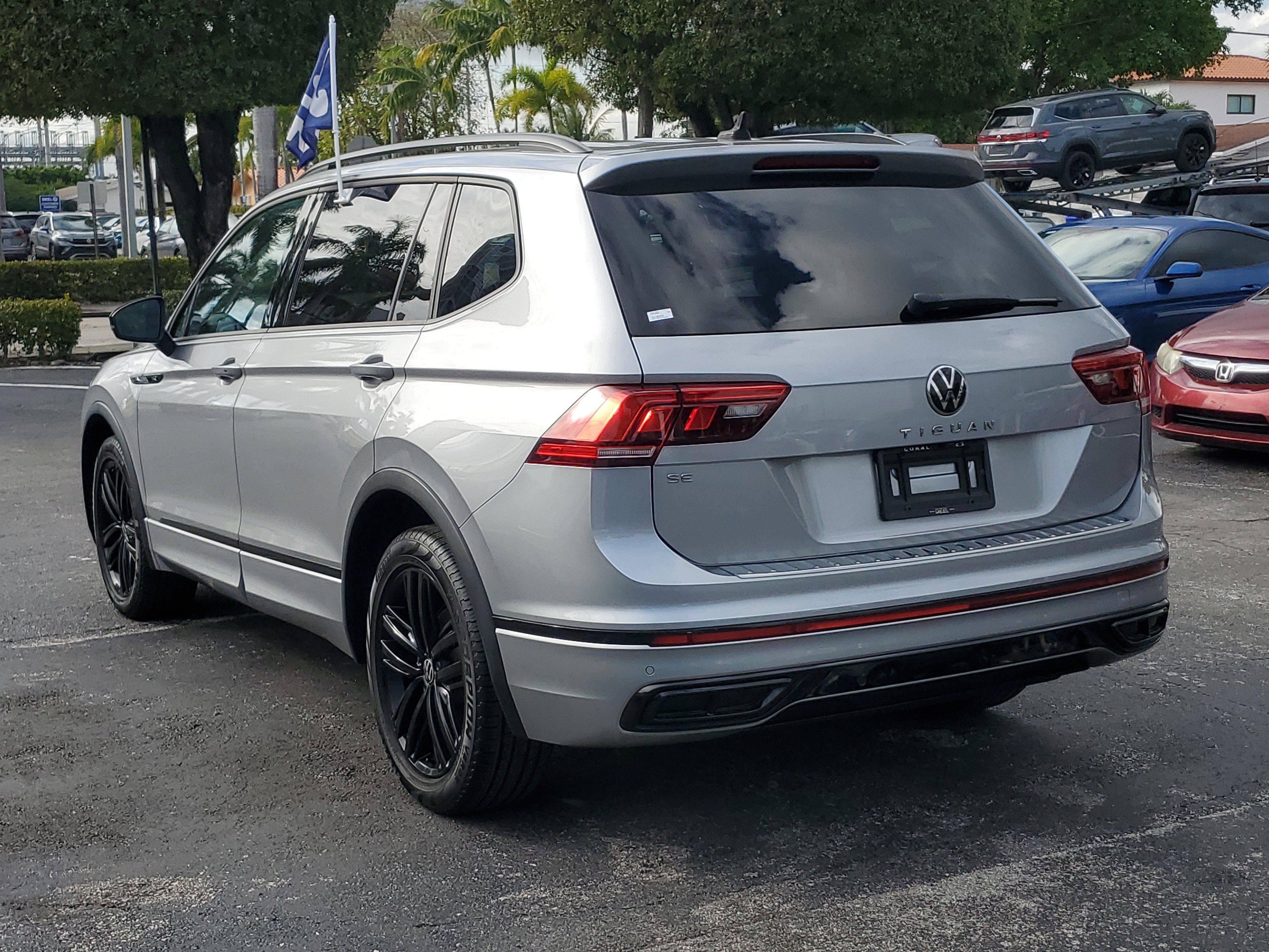 Used 2022 Volkswagen Tiguan SE R-Line FWD image 3