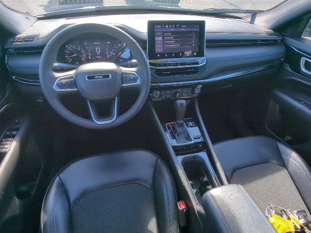 Used 2025 Jeep Compass Latitude w/ Convenience Group AWD/4WD image 15