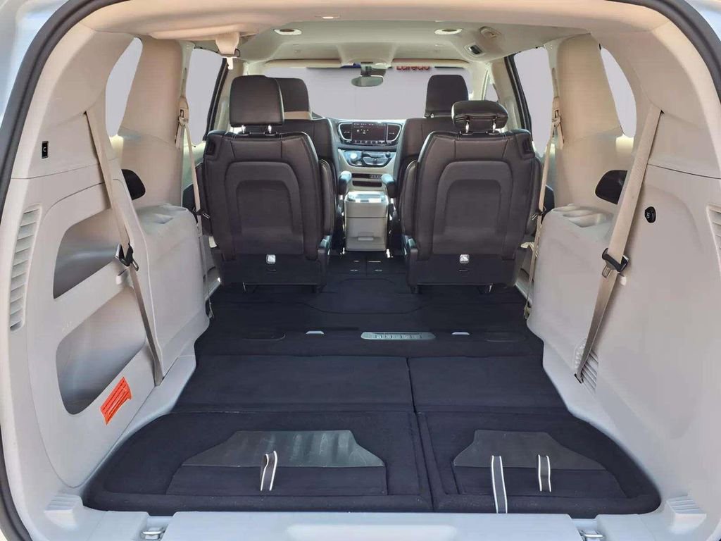 Used 2024 Chrysler Pacifica Touring-L image 9