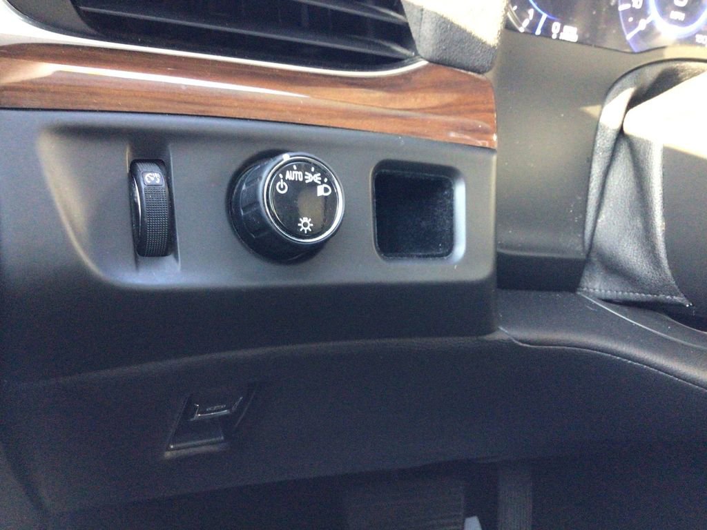 Used 2019 Cadillac Escalade Premium Luxury w/ Escalade Sport Edition image 18