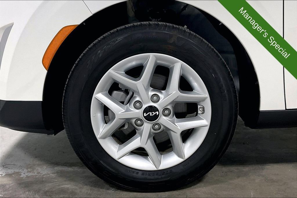 Used 2025 Kia Soul LX w/ LX Technology Package FWD image 10