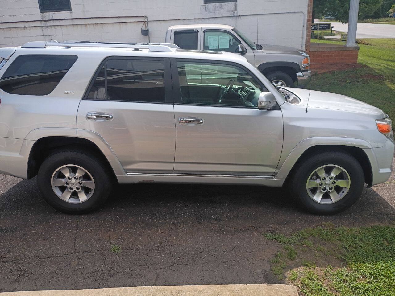 Used 2010 Toyota 4Runner SR5 w/ Premium Pkg w/Leather AWD/4WD image 6
