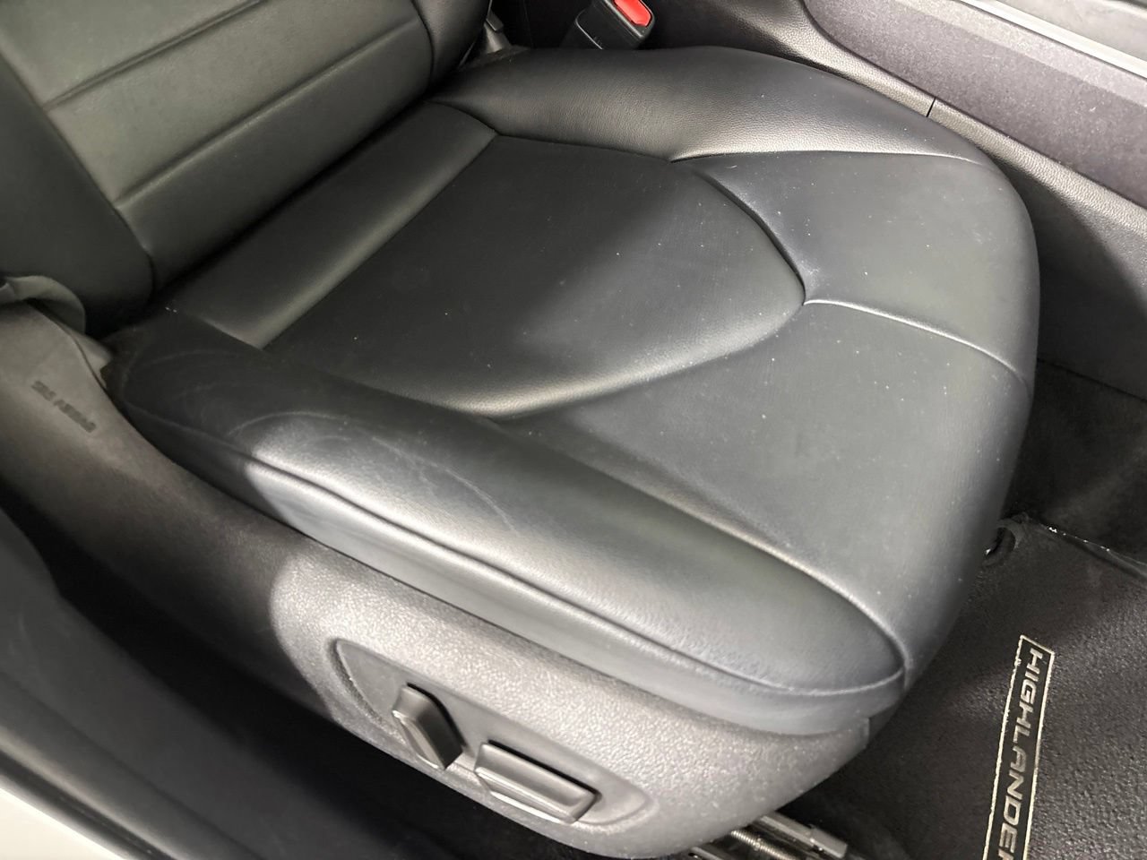 Used 2021 Toyota Highlander XLE FWD image 32