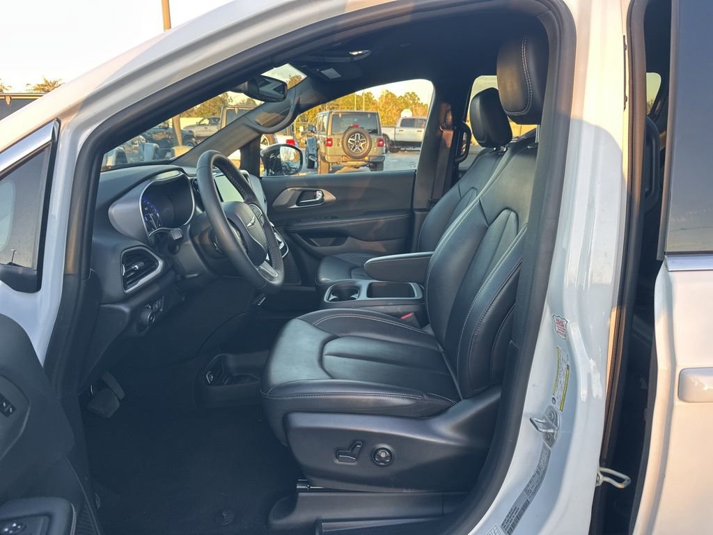 Used 2025 Chrysler Pacifica Select image 19