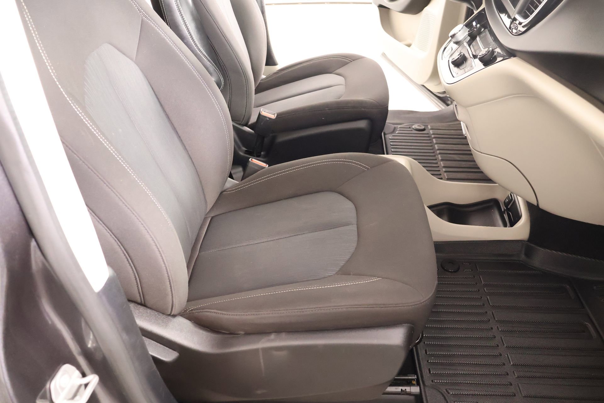 Used 2020 Chrysler Voyager LX image 13