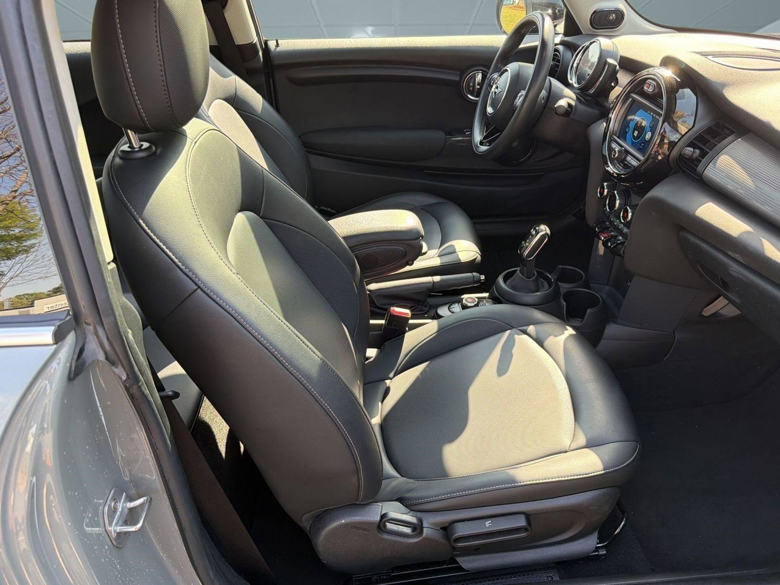 Used 2020 MINI Cooper 2-Door Hardtop w/ Premium Package image 29