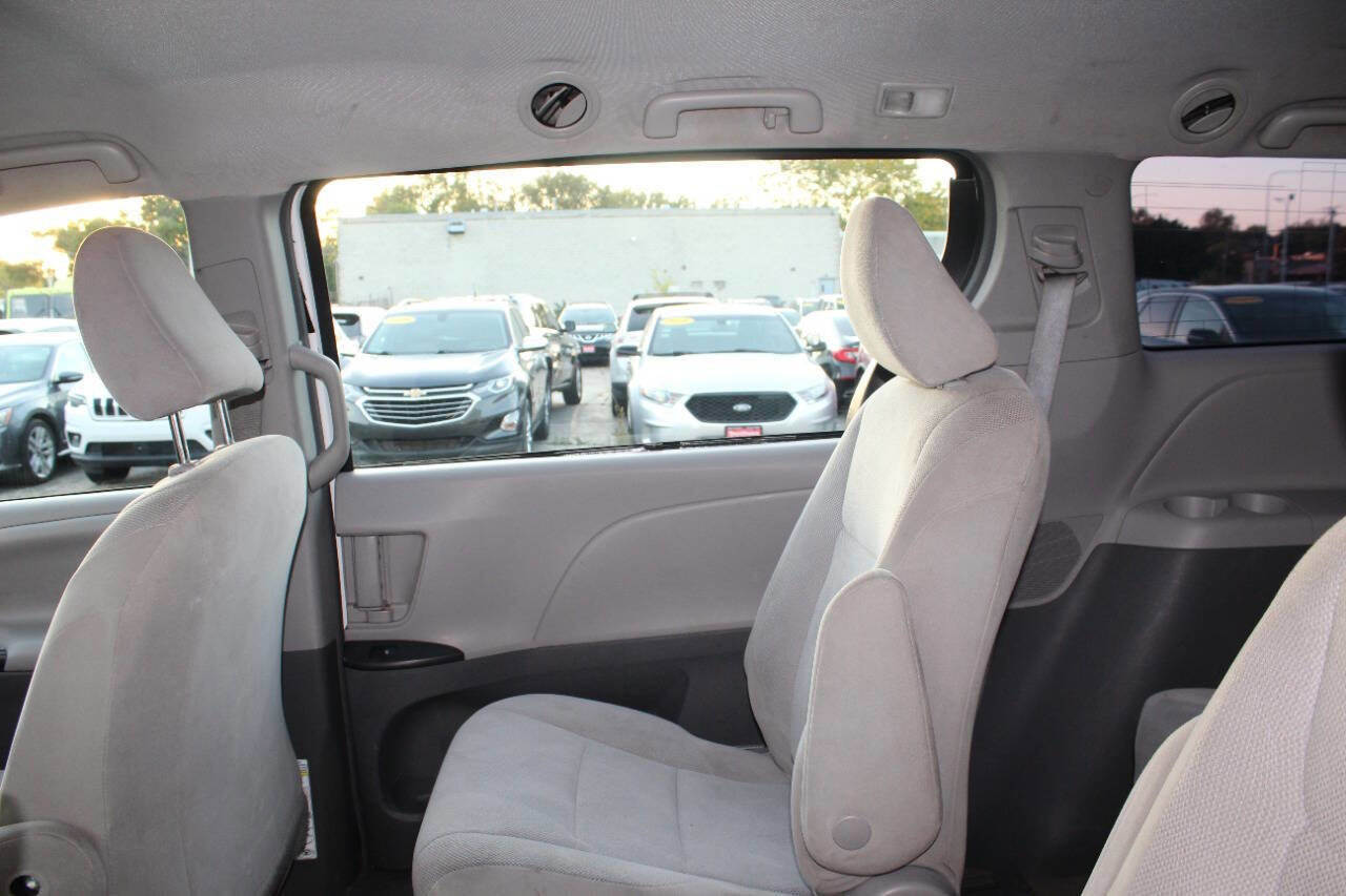 Used 2018 Toyota Sienna L image 12