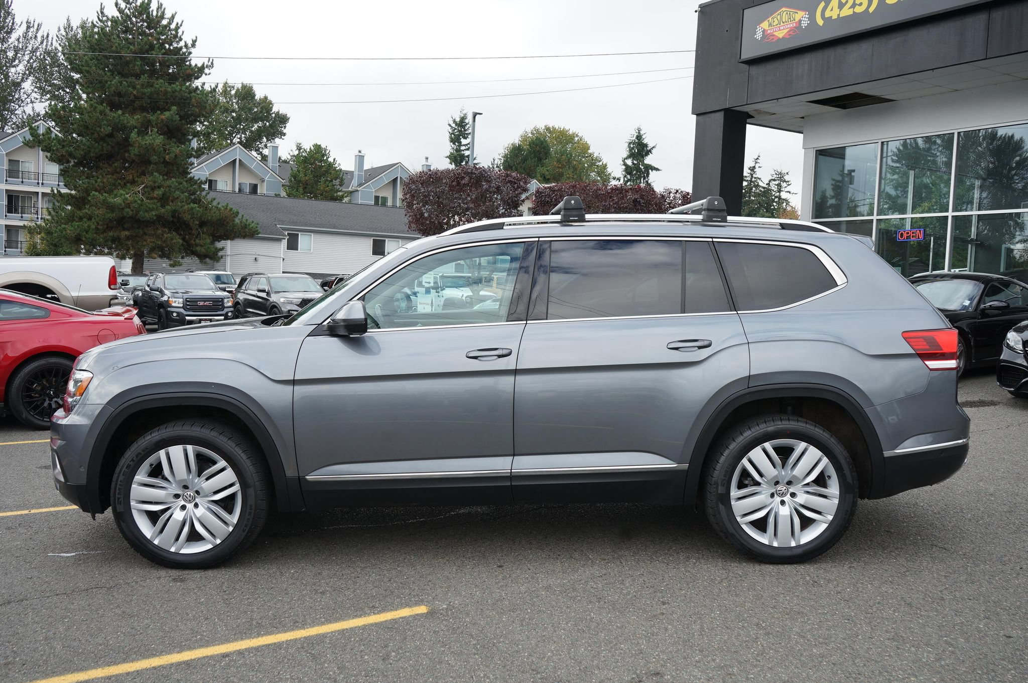 Used 2018 Volkswagen Atlas SEL Premium AWD/4WD image 2