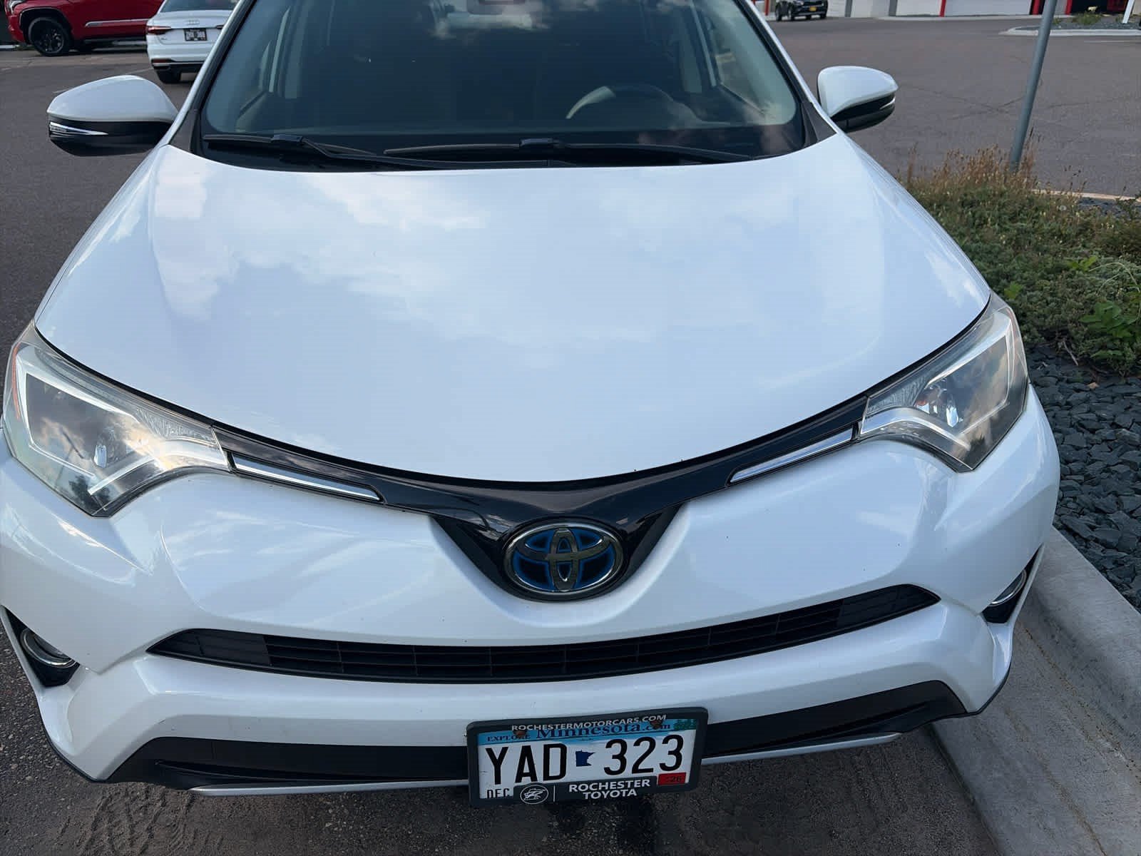 Used 2018 Toyota RAV4 XLE AWD/4WD image 2