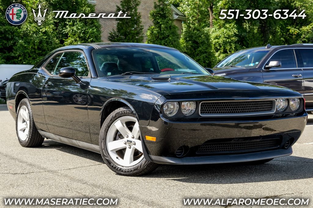 Used 2013 Dodge Challenger SXT RWD image 1