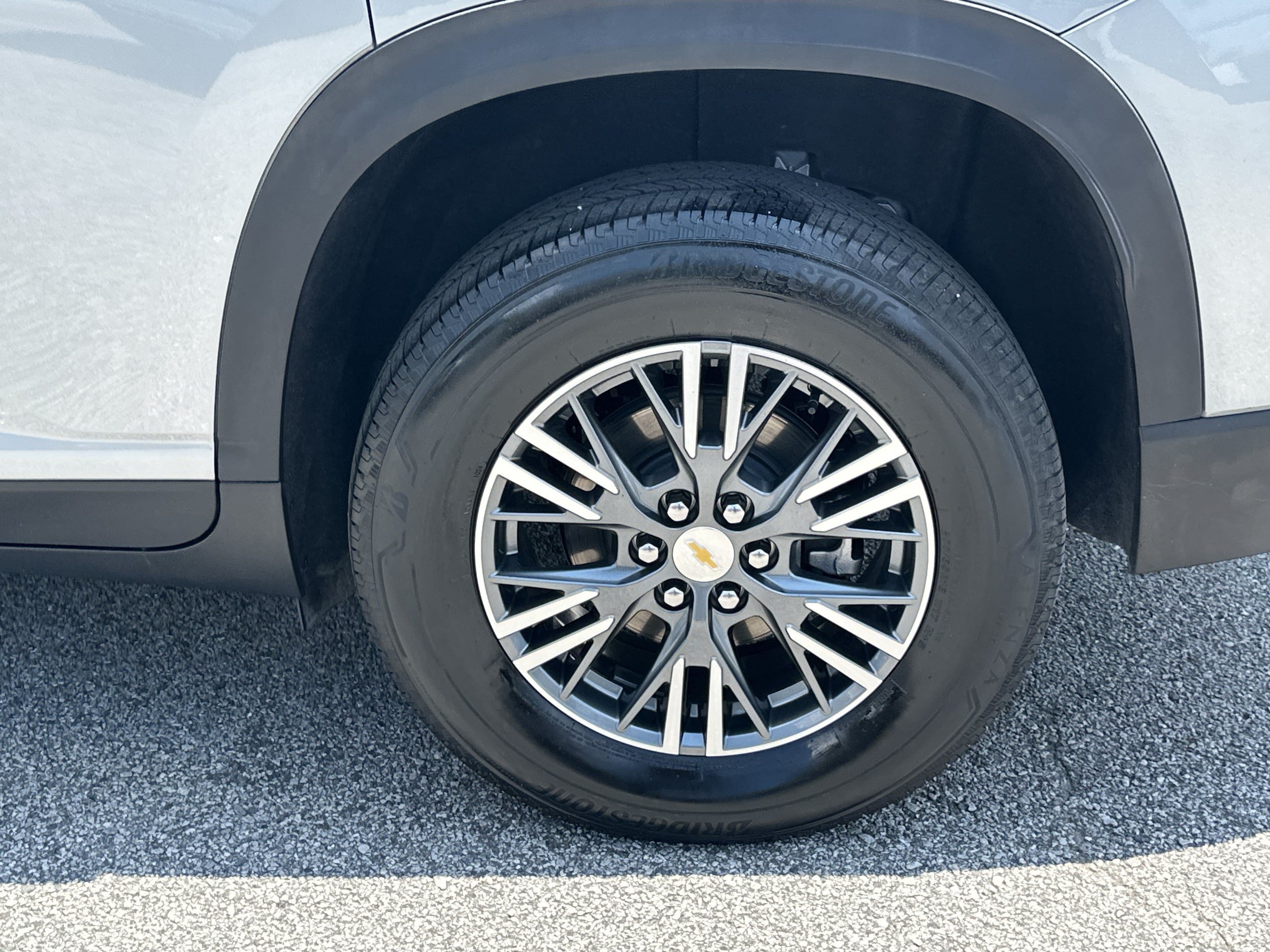 Used 2024 Chevrolet Traverse LT FWD image 19
