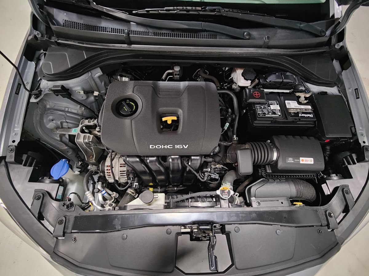 Used 2017 Hyundai Elantra Limited w/ Limited Tech Package 04 FWD image 4