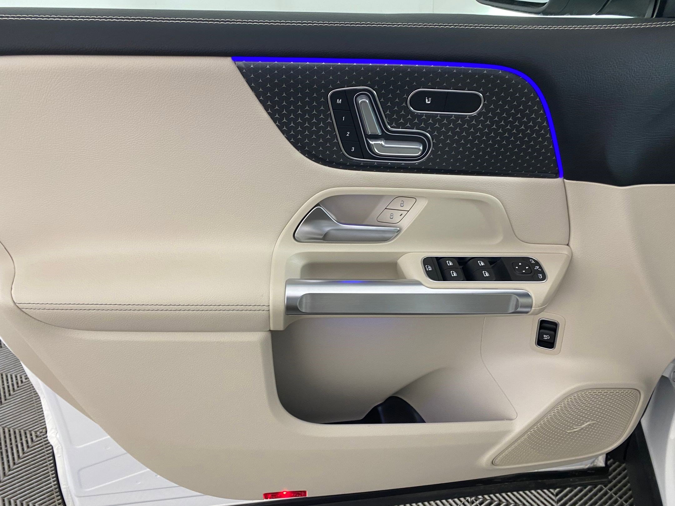 New 2025 Mercedes-Benz GLB 250 4MATIC image 11