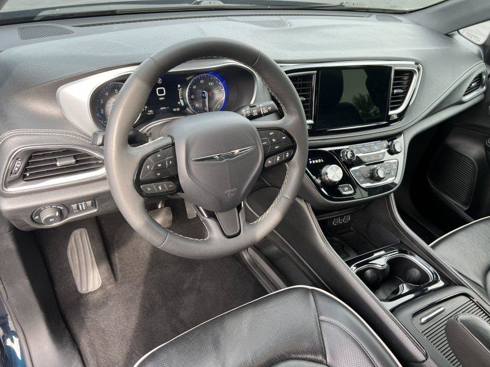Used 2025 Chrysler Pacifica Limited FWD image 20