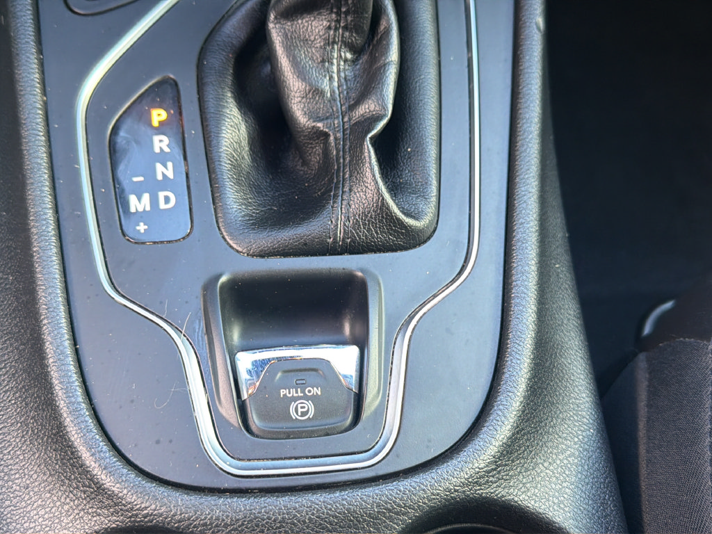 Used 2019 Jeep Cherokee Latitude Plus FWD image 29