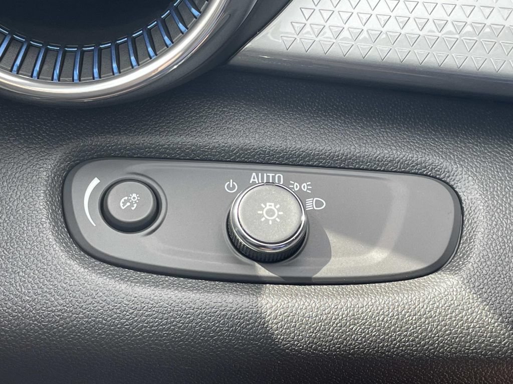 New 2026 Chevrolet Trax LT w/ Sunroof Package FWD image 28