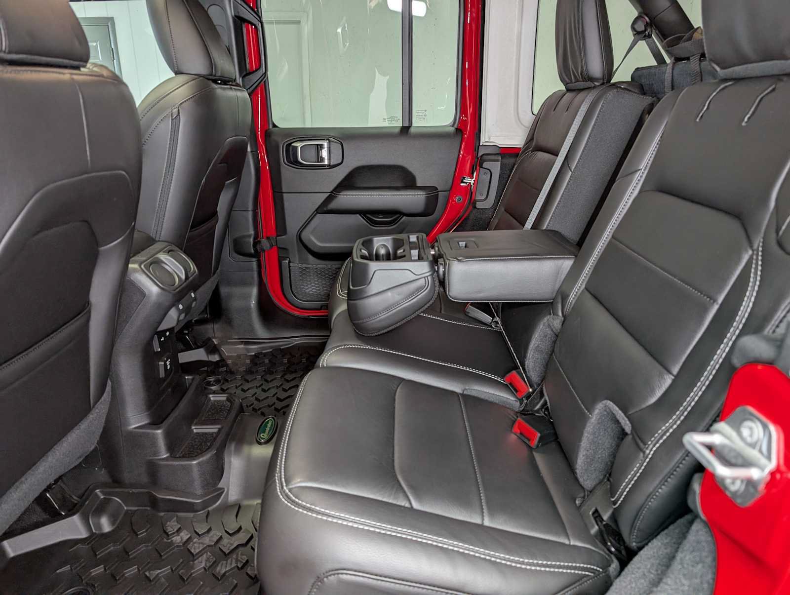 Used 2019 Jeep Wrangler Unlimited Sahara AWD/4WD image 27