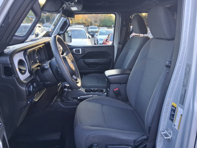 Used 2024 Jeep Wrangler Unlimited AWD/4WD image 9