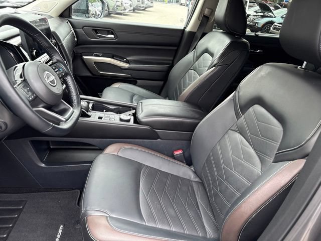 Certified 2024 Nissan Pathfinder Platinum w/ Black Appearance Package AWD/4WD image 9