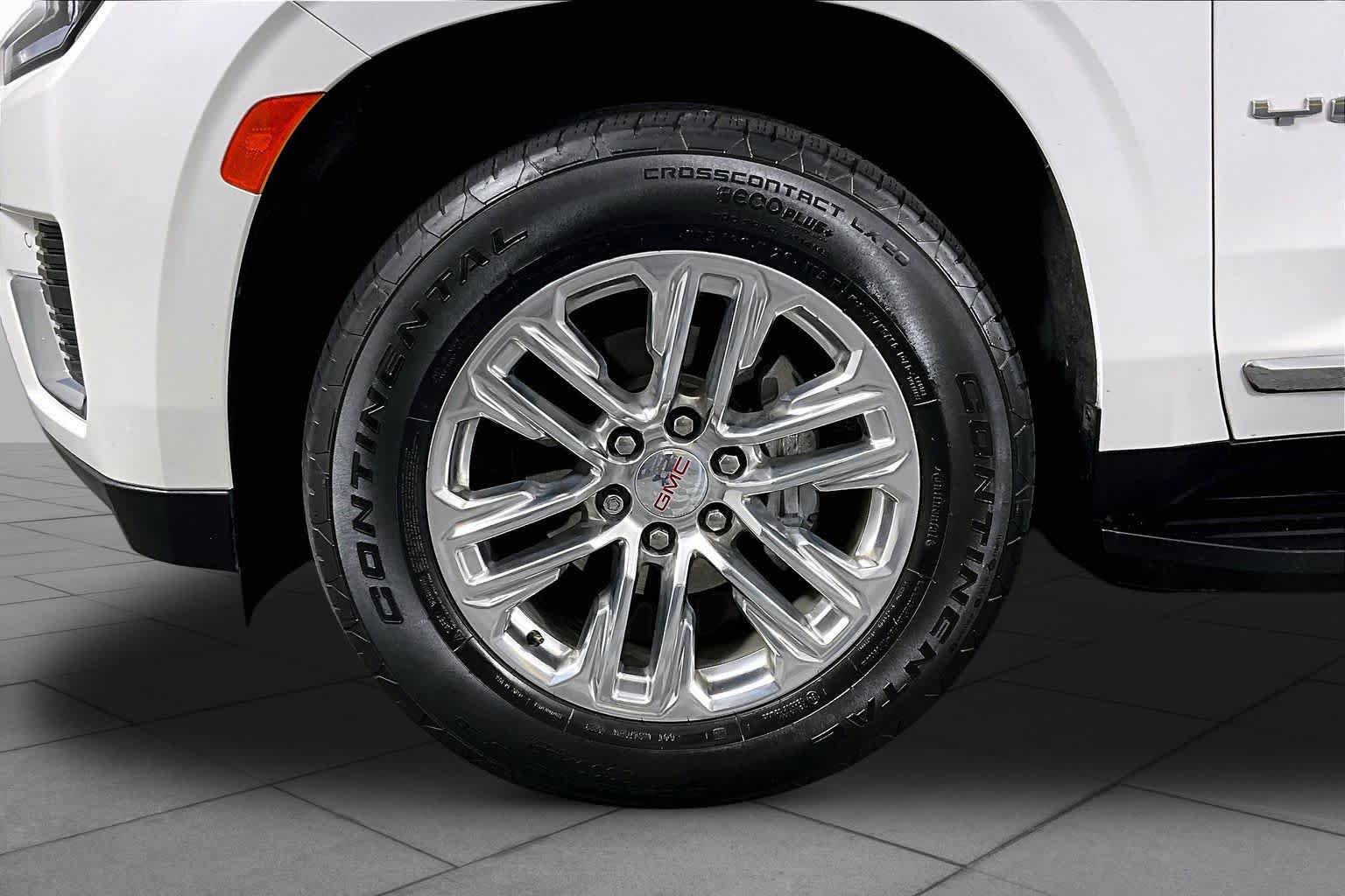 Certified 2023 GMC Yukon XL SLT w/ SLT Premium Package AWD/4WD image 11