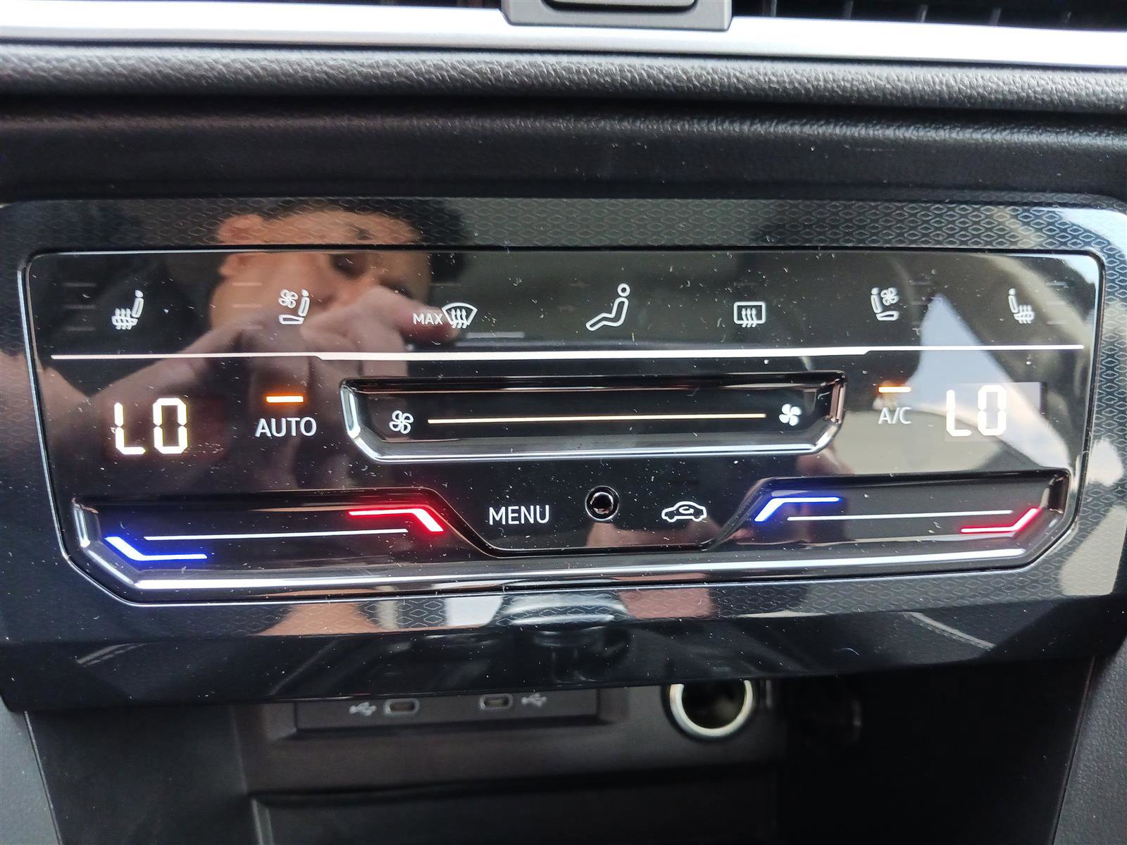 New 2025 Volkswagen Taos SEL image 24