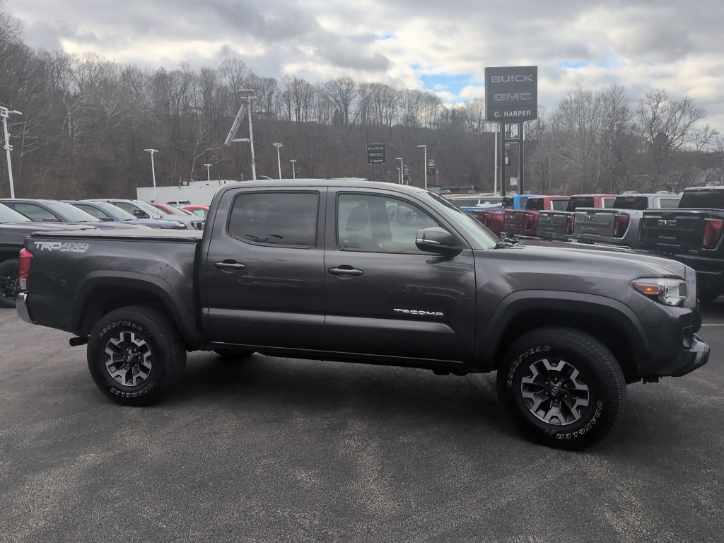 Used 2017 Toyota Tacoma TRD Off-Road image 2