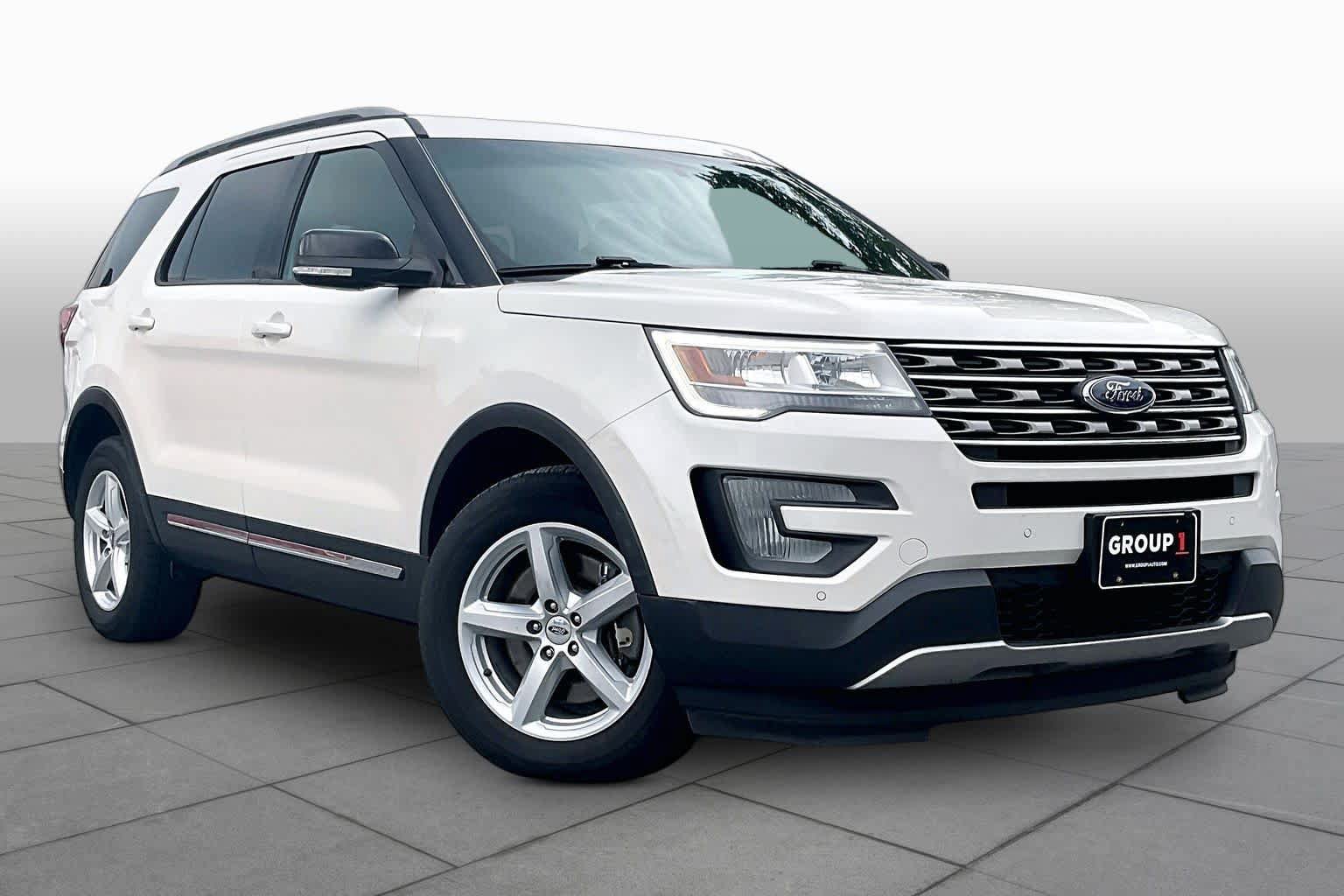 Used 2016 Ford Explorer XLT w/ Equipment Group 202A AWD/4WD image 2