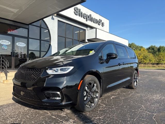 New 2026 Chrysler Pacifica Limited w/ S Appearance Package FWD image 2