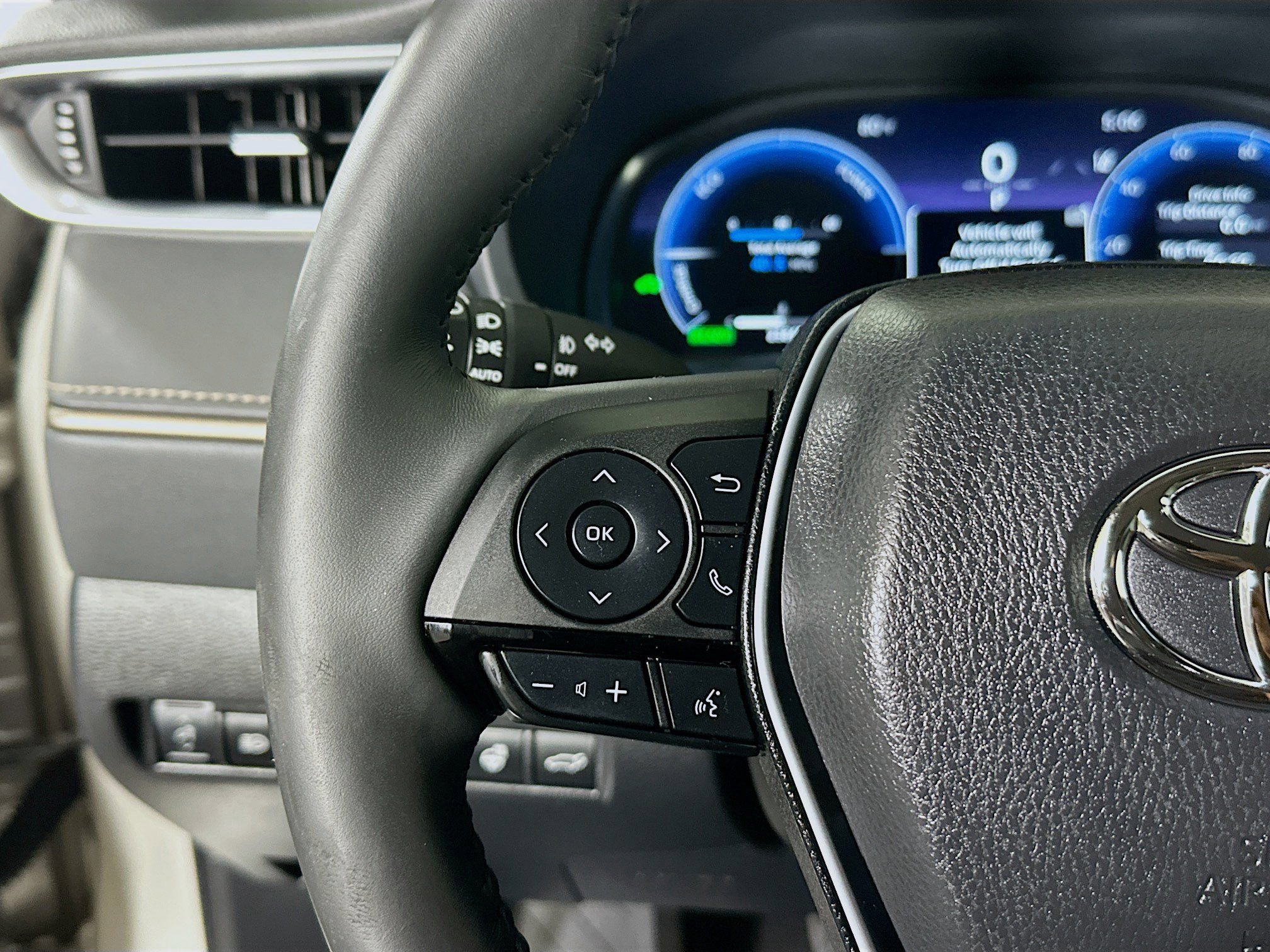 Used 2023 Toyota Venza LE image 16