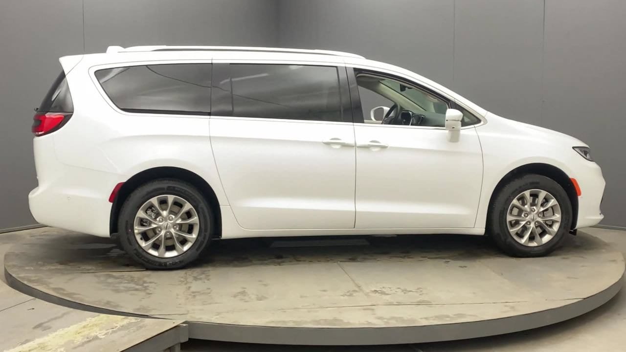 Used 2021 Chrysler Pacifica Touring-L w/ Premium & Safety Sphere Group AWD/4WD image 4