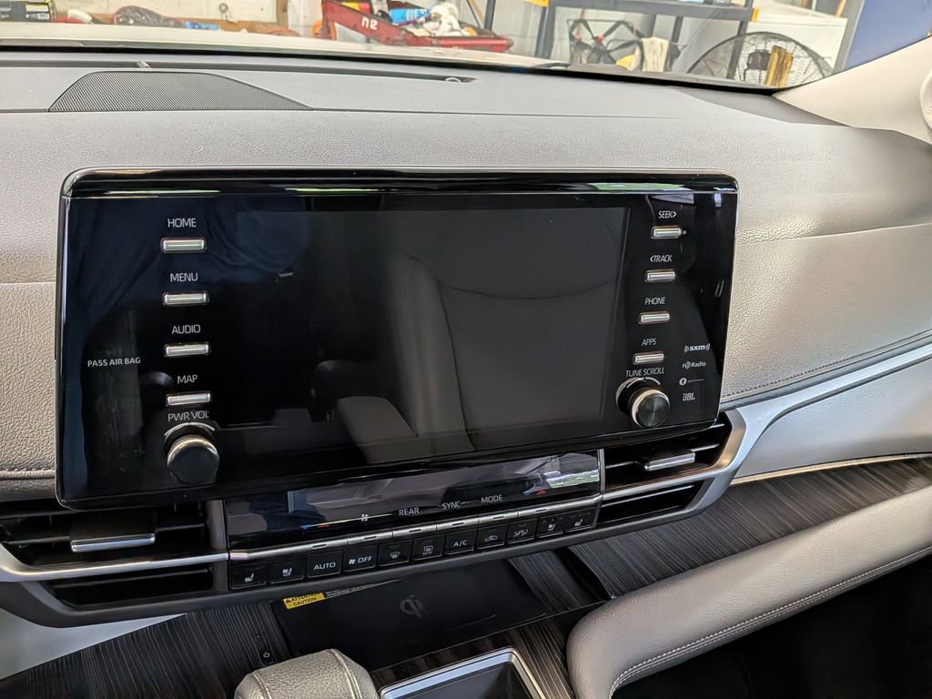 Used 2021 Toyota Sienna Limited image 16