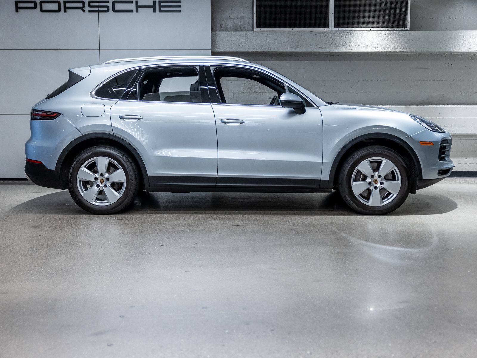Certified 2023 Porsche Cayenne w/ Premium Package AWD/4WD image 9