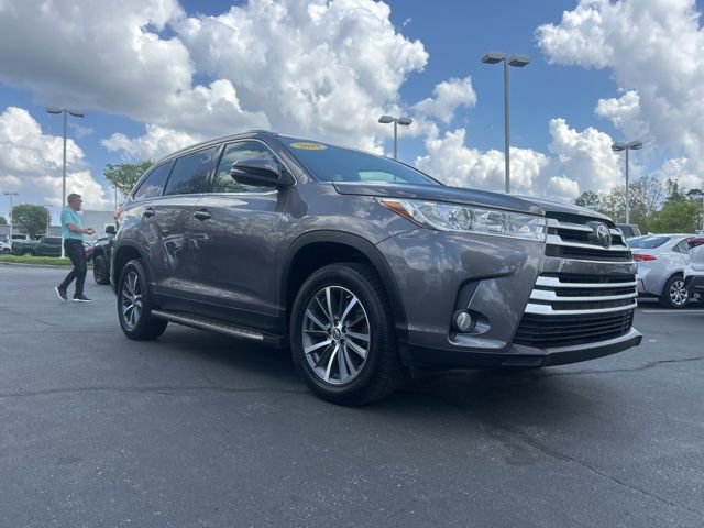 Used 2019 Toyota Highlander XLE image 3