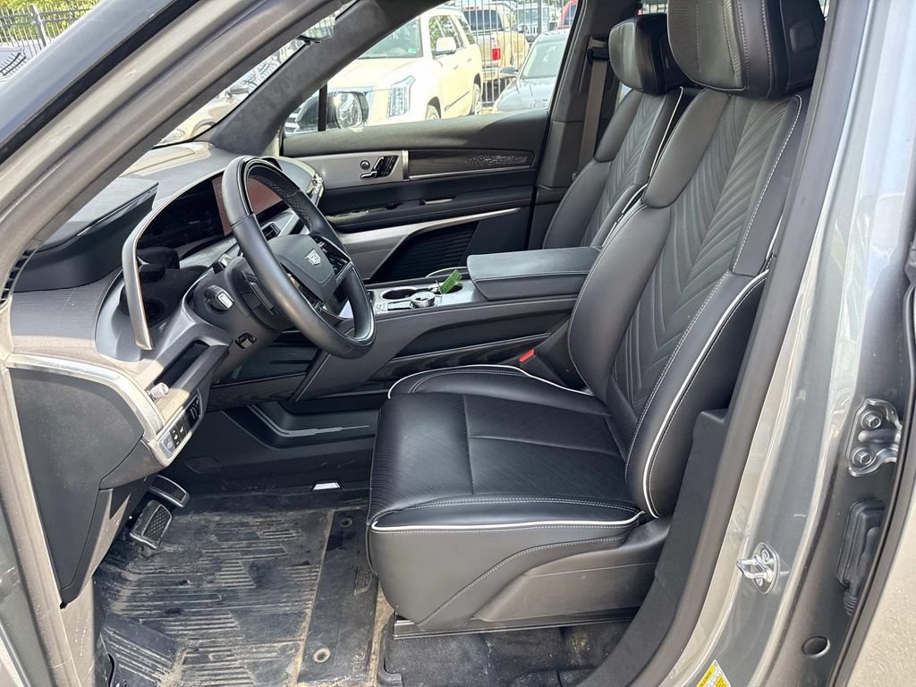 Certified 2026 Cadillac Vistiq Platinum w/ LPO, Floor Liner Package AWD/4WD image 8