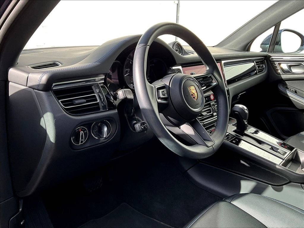 Used 2025 Porsche Macan image 4