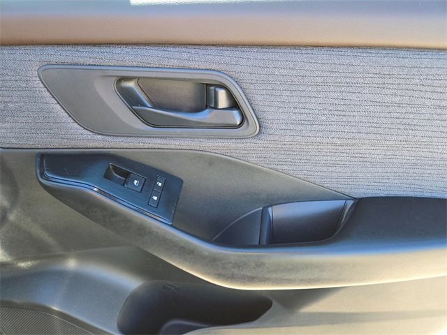 Used 2023 Nissan Rogue S image 22