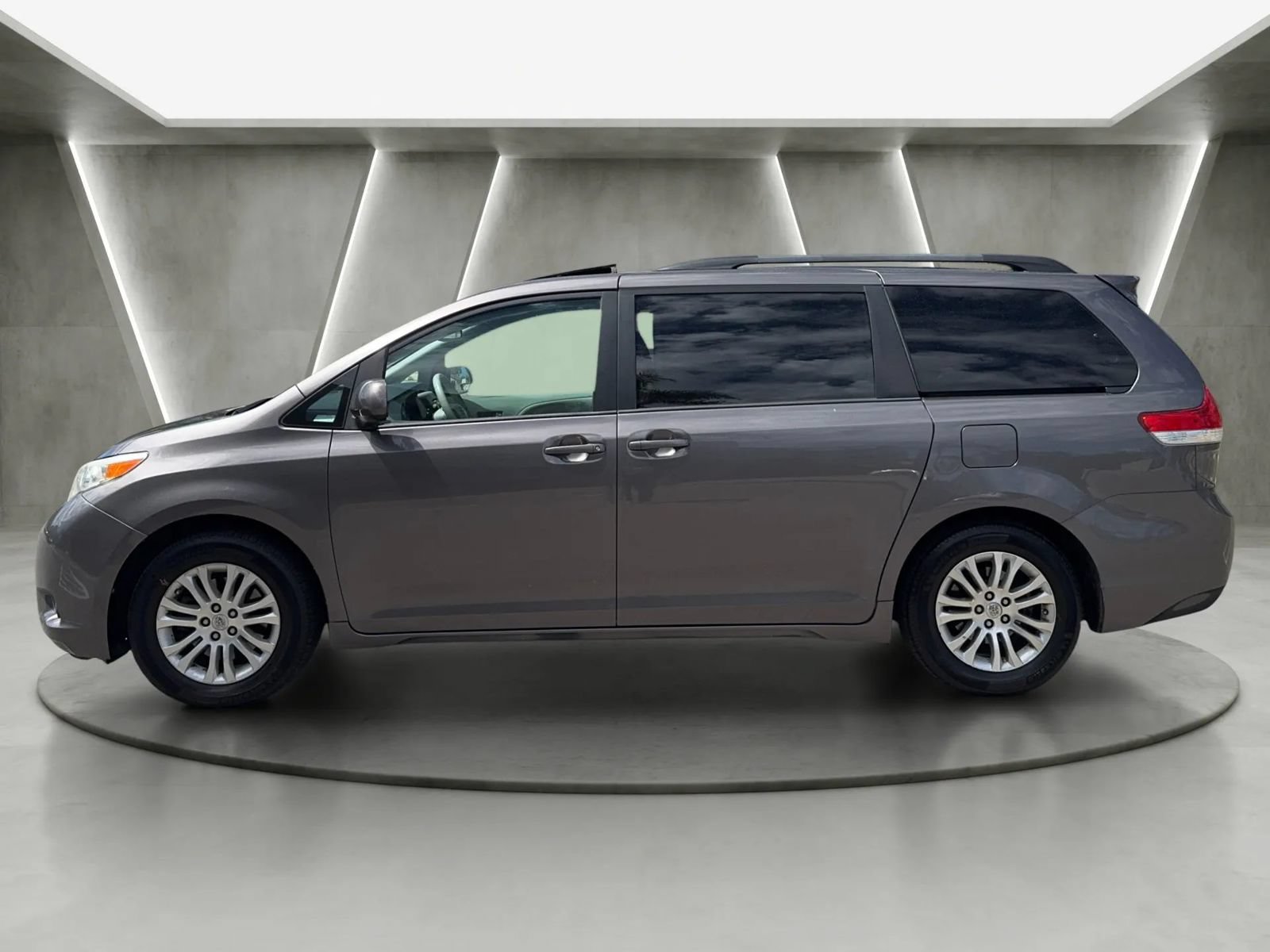 Used 2014 Toyota Sienna XLE FWD image 6