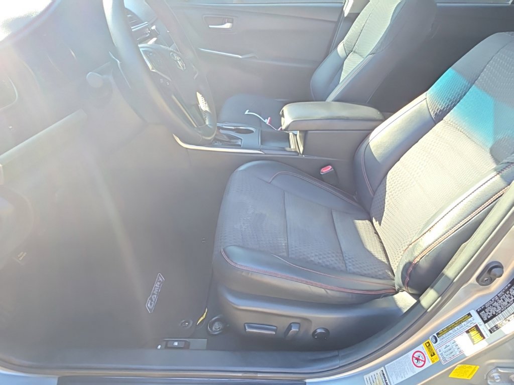 Used 2015 Toyota Camry SE w/ Moonroof Package FWD image 9