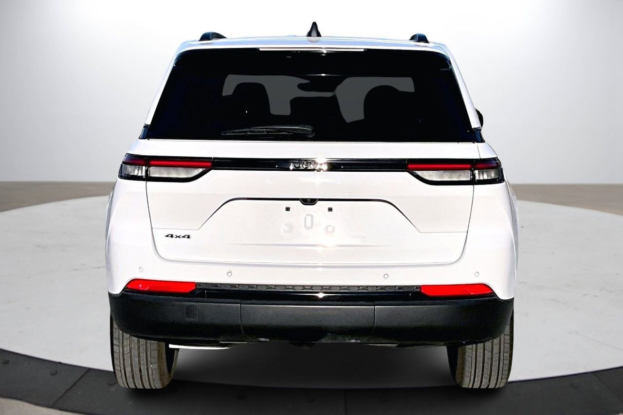 Certified 2025 Jeep Grand Cherokee Altitude AWD/4WD image 8