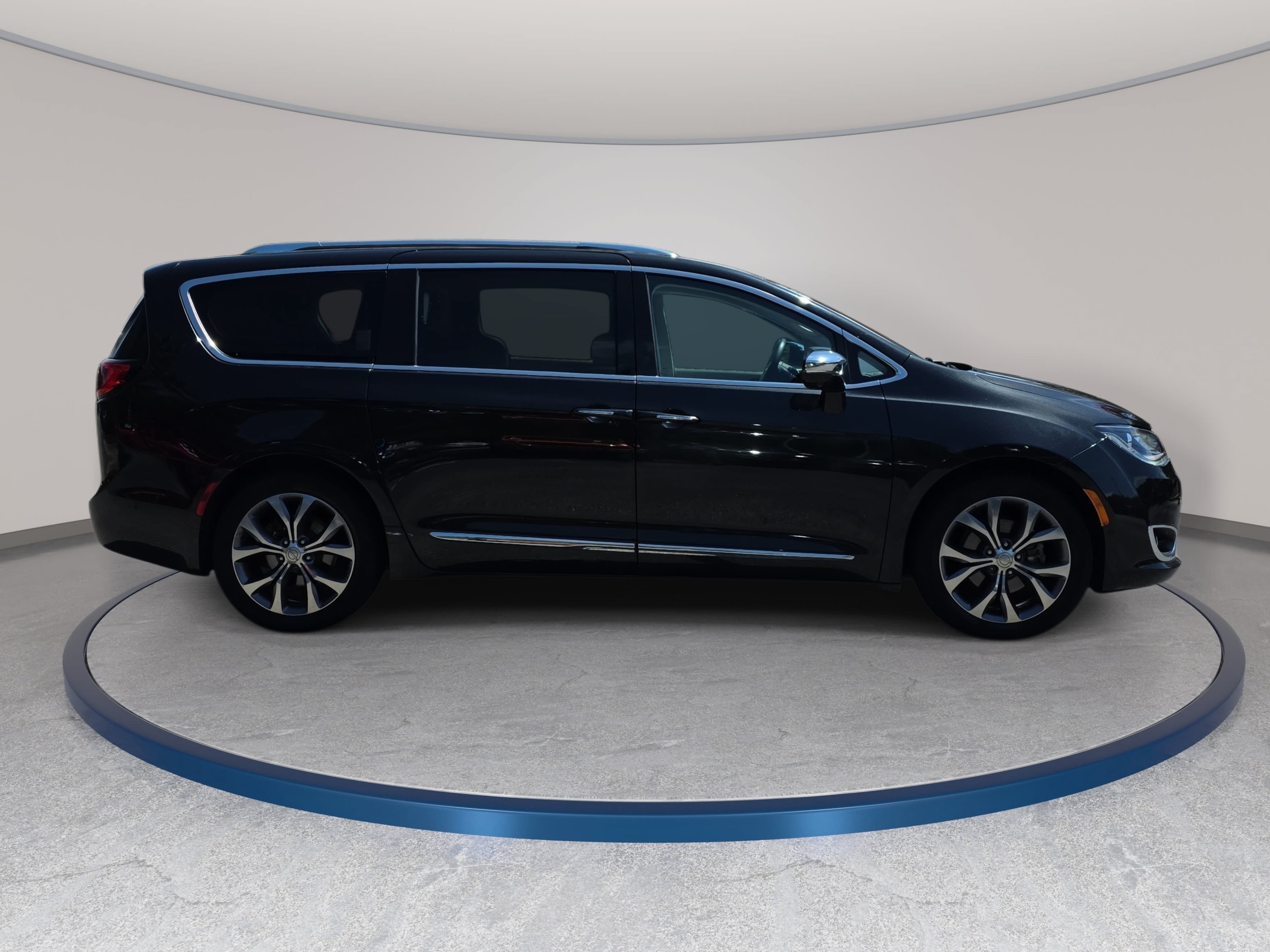 Used 2017 Chrysler Pacifica Limited FWD image 4