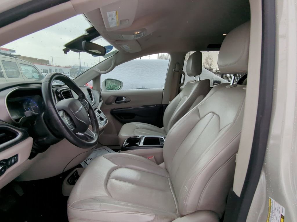 Used 2021 Chrysler Pacifica Touring-L image 6