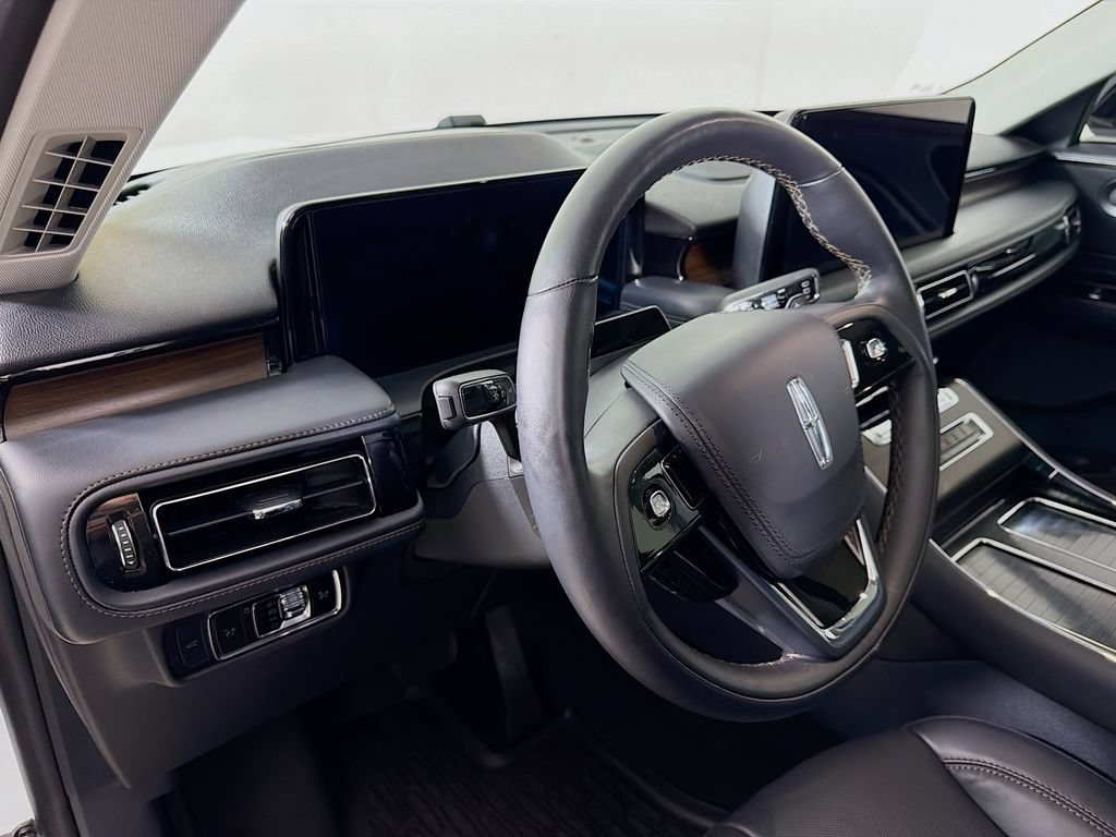 Used 2025 Lincoln Aviator Reserve AWD/4WD image 10
