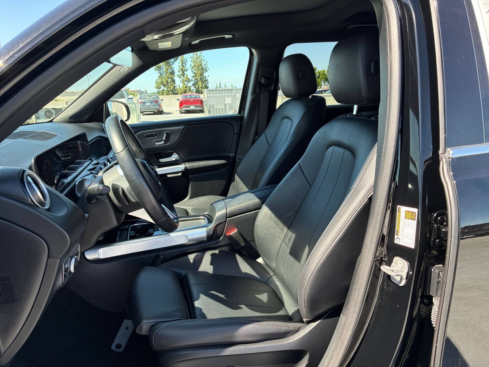 Used 2025 Mercedes-Benz GLB 250 4MATIC image 29